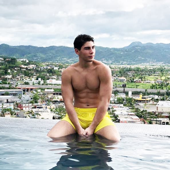 Ahora es un joven de 20 años que, como su famoso papá, brilla con su carisma y atractivo en las redes sociales.