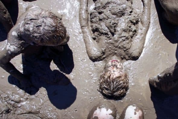 El sueño del lugar lodoso, si resbalas o caes en el tiende a señalar algún peligro asociado a una calumnia que pudieran estar levantando contra ti, y por tanto, debes ser sumamente cauteloso a la hora de hablar.