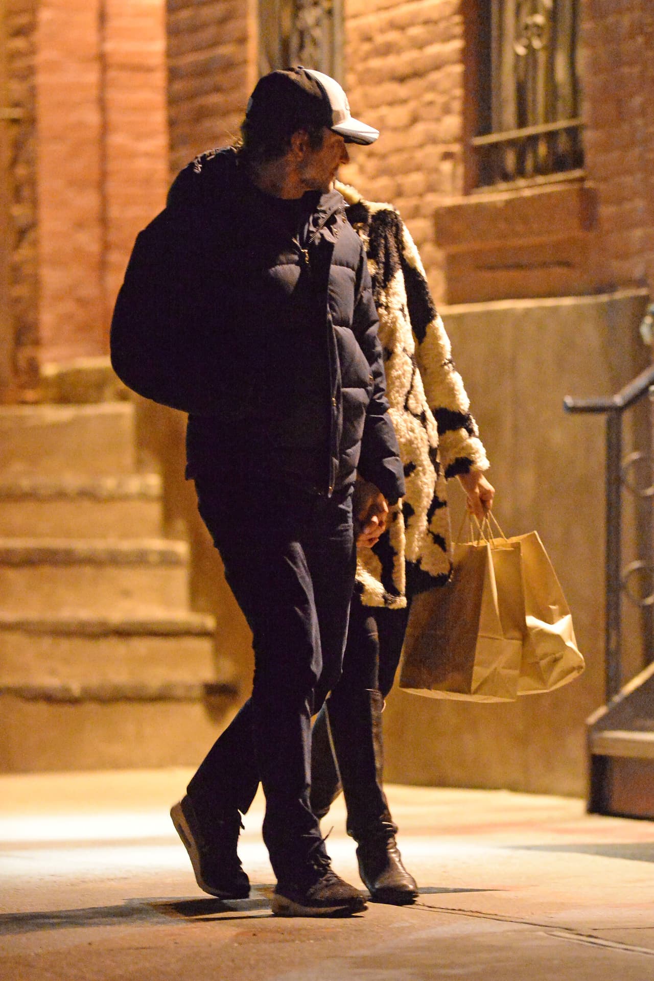 Bradley e Irina, muy románticos en su paseo.