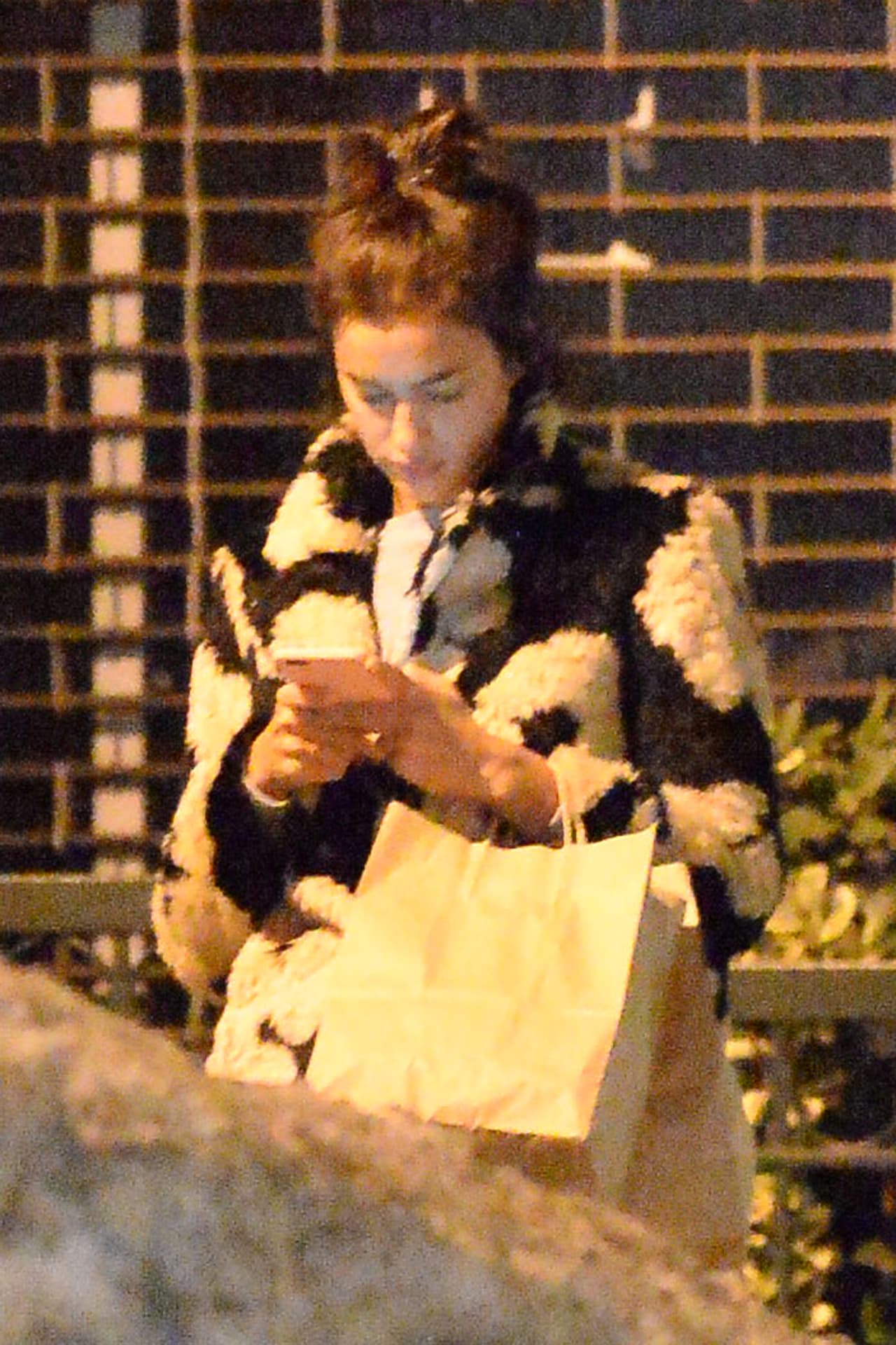 Ella ocultaba su rostro, pero no le soltó del brazo.