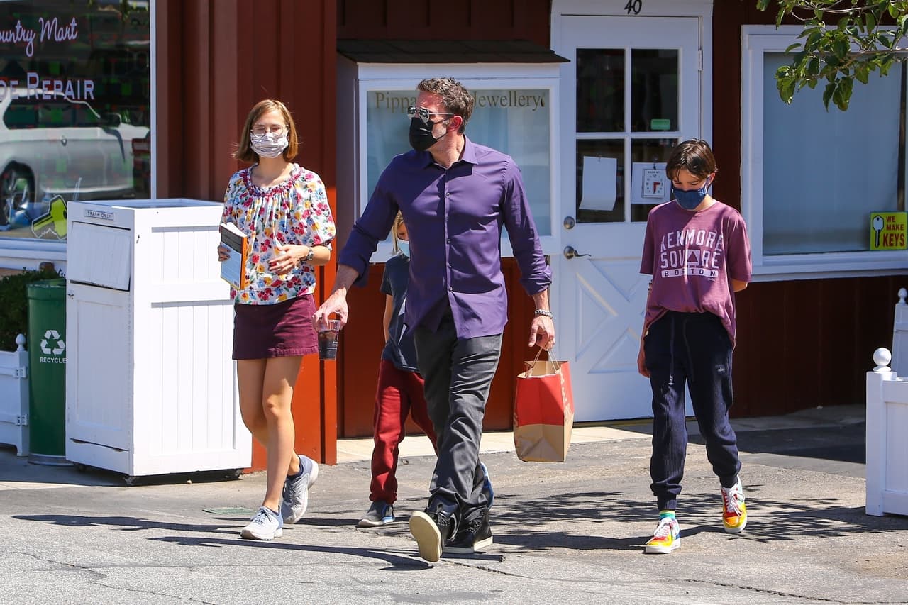 El actor salió con Violet (15 años), Seraphina (12) y Samuel (9) e hicieron algunas compras el domingo 5 de agosto. 
<br>