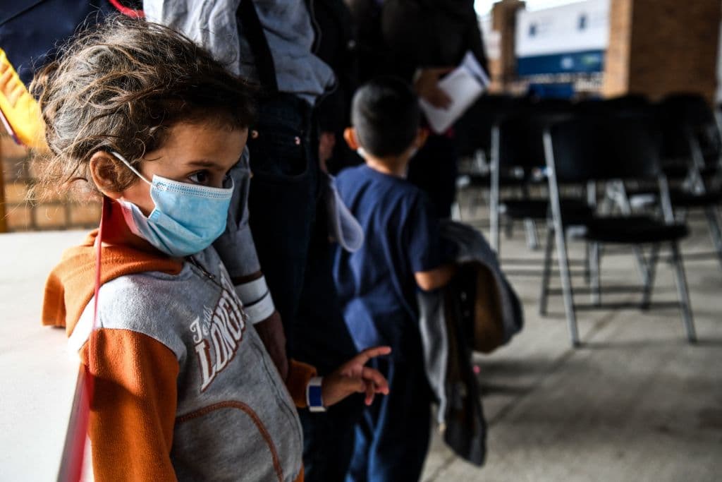 Más de 14,000 menores inmigrantes no acompañados están en custodia del gobierno de EEUU