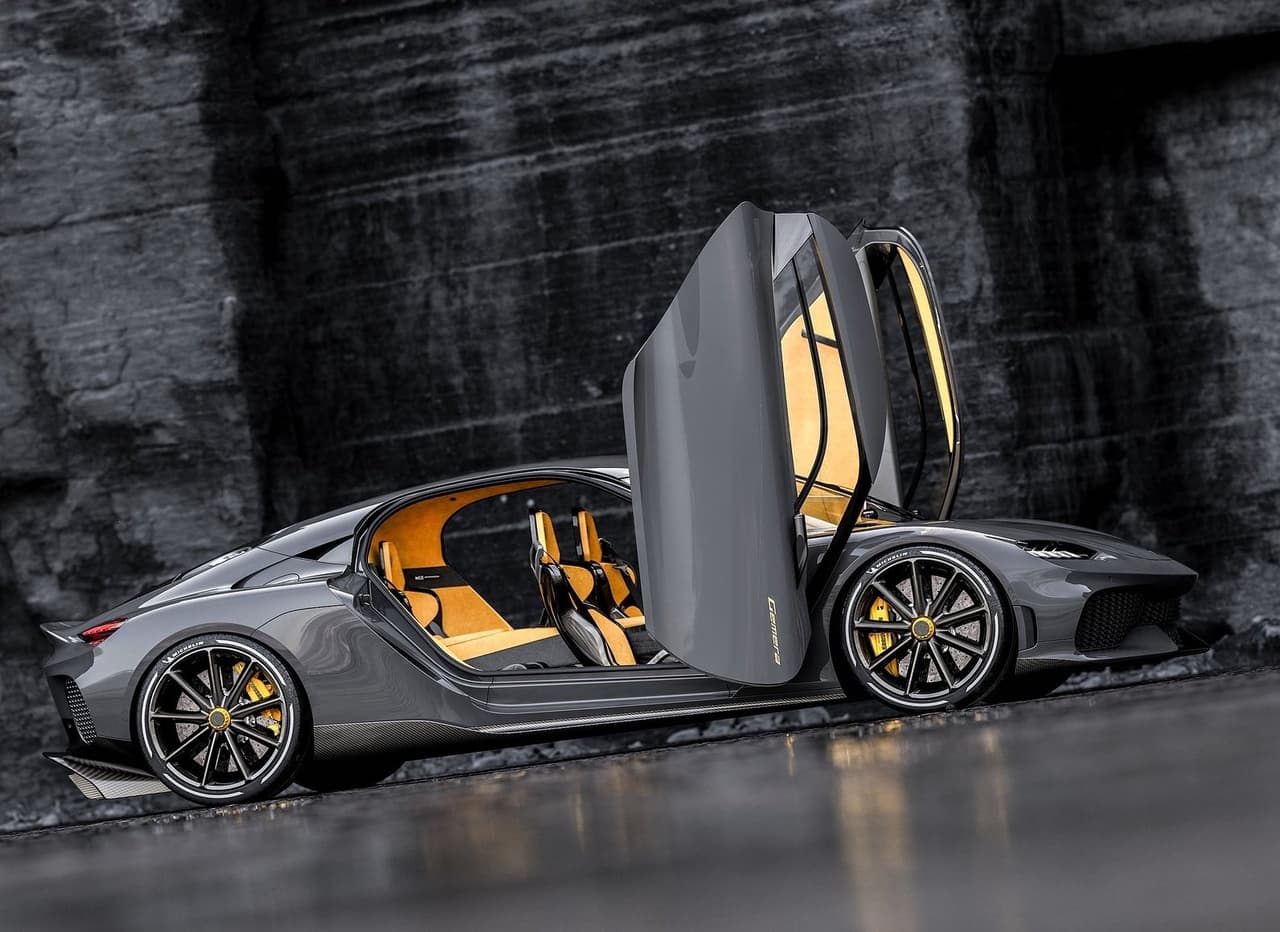 Entrar y salir del vehículo no requiere de mucho esfuerzo, pues ayuda el diseño delgado de los asientos y las puertas de tijera.