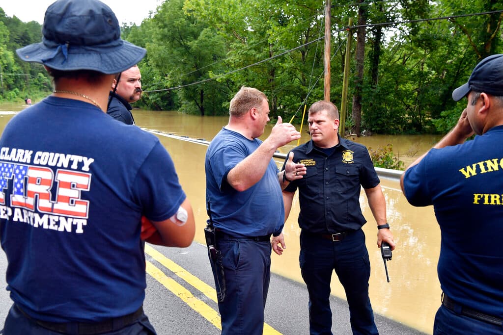 Un funcionario de emergencias en el este de Kentucky describió la situación como “catastrófica” mientras los equipos de rescate buscaban a las personas varadas.
<br>
<br>El aumento de las aguas inundó las carreteras, desplazó a las familias y causó daños generalizados.
<br>
<br>También se han registrado 25,111 cortes de electricidad en el estado.
<br>