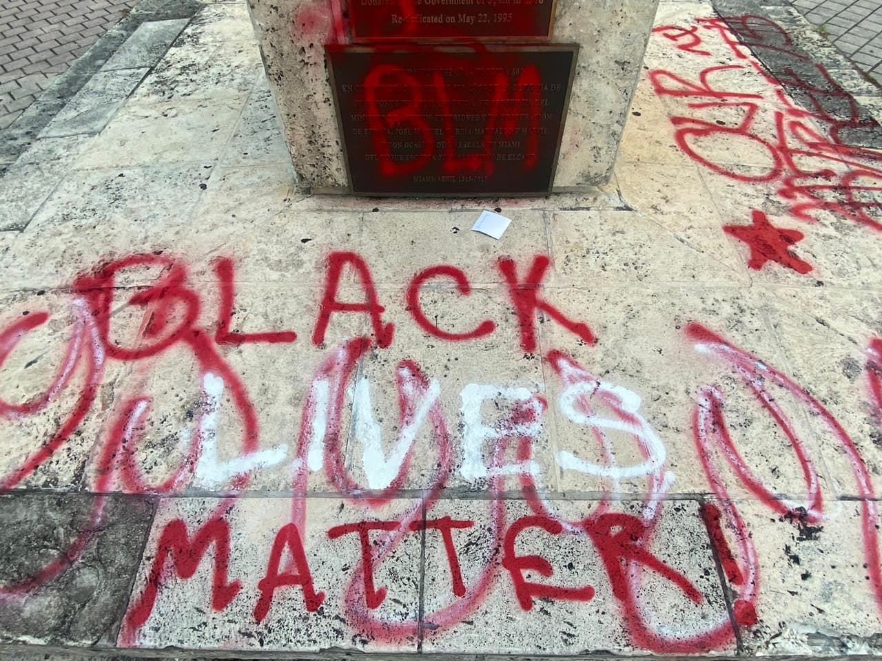También escribieron "Black Lives Matter" que es uno de los movimientos que llevan a cabo las protestas en todo EEUU, tras la muerte de George Floyd.