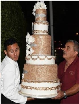 Este es el momento en que el chofer de la pastelería, que se llama Carlos (camiseta roja) entregó los pedidos en la fiesta.