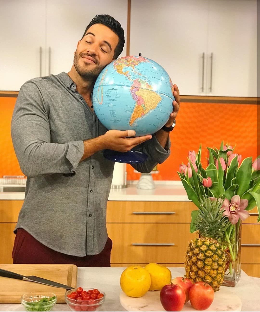 “Hospedaje, alimento y vida. Que tu día nos sirva para darte el valor que mereces”, escribió el chef Yisus en sus redes sociales refiriéndose a la Tierra.
<br>