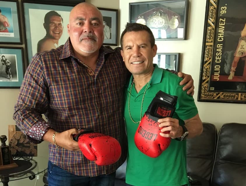 Julio César Chávez y el detective retirado David Contreras en Tijuana, México.