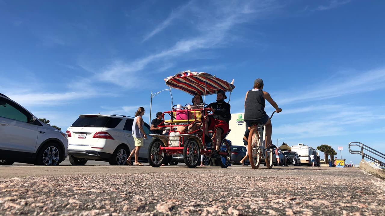 Muchos de los asistentes indicaron que esta es la primera vez que salen después de que se emitió la 
<b><a href="https://www.univision.com/local/houston-kxln/comparten-fotografias-de-la-ciudad-de-houston-tras-la-orden-de-quedarse-en-casa-fotos">orden</a></b> de quedarse en casa.