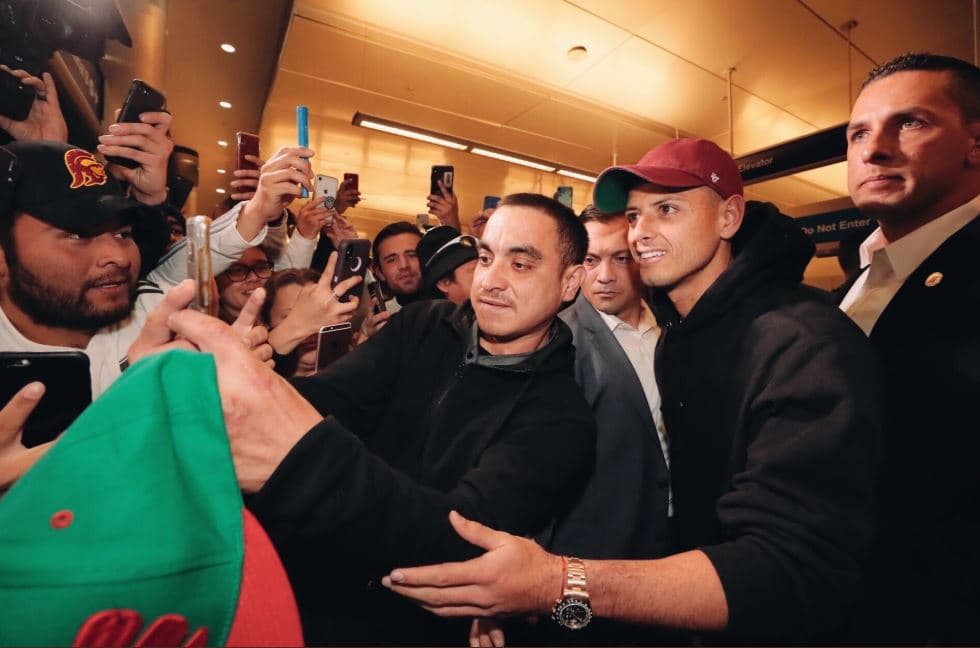 Chicharito no pudo salir del aeropuerto de Los Ángeles