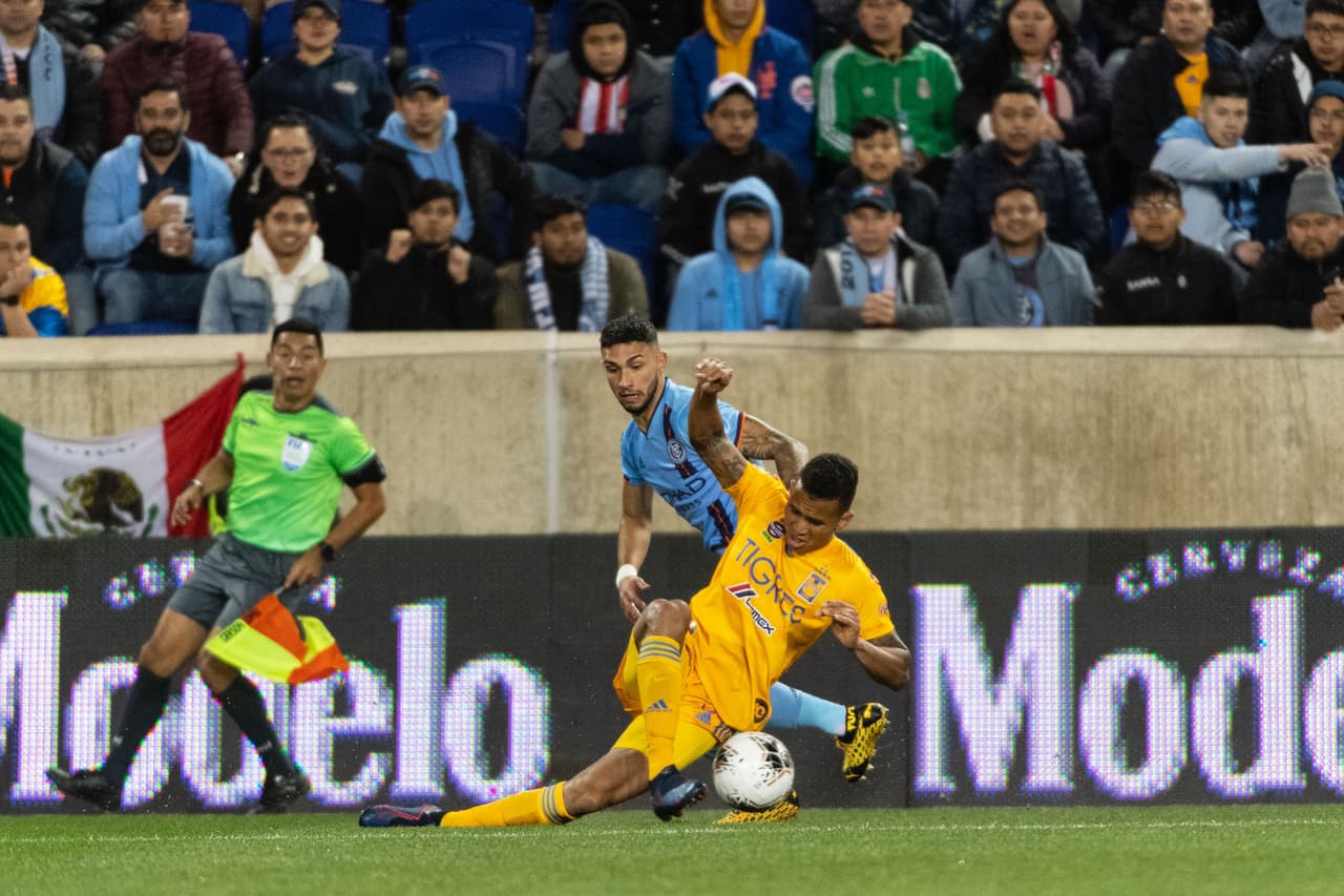 Francisco Meza trata de salir con el balón controlado y recibe la falta de Isamel Tajouri.
