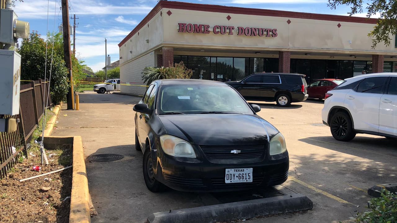 Las autoridades indicaron que vieron cuando los hombres dentro de la camioneta se cubrieron las caras con pasamontañas.