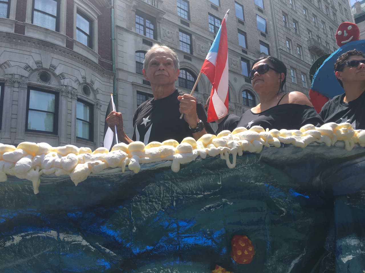 Sin hablar, López Rivera sonreía y agitaba las banderas cada vez que escuchaba su nombre. (Carmen Graciela Díaz/Univision Noticias)