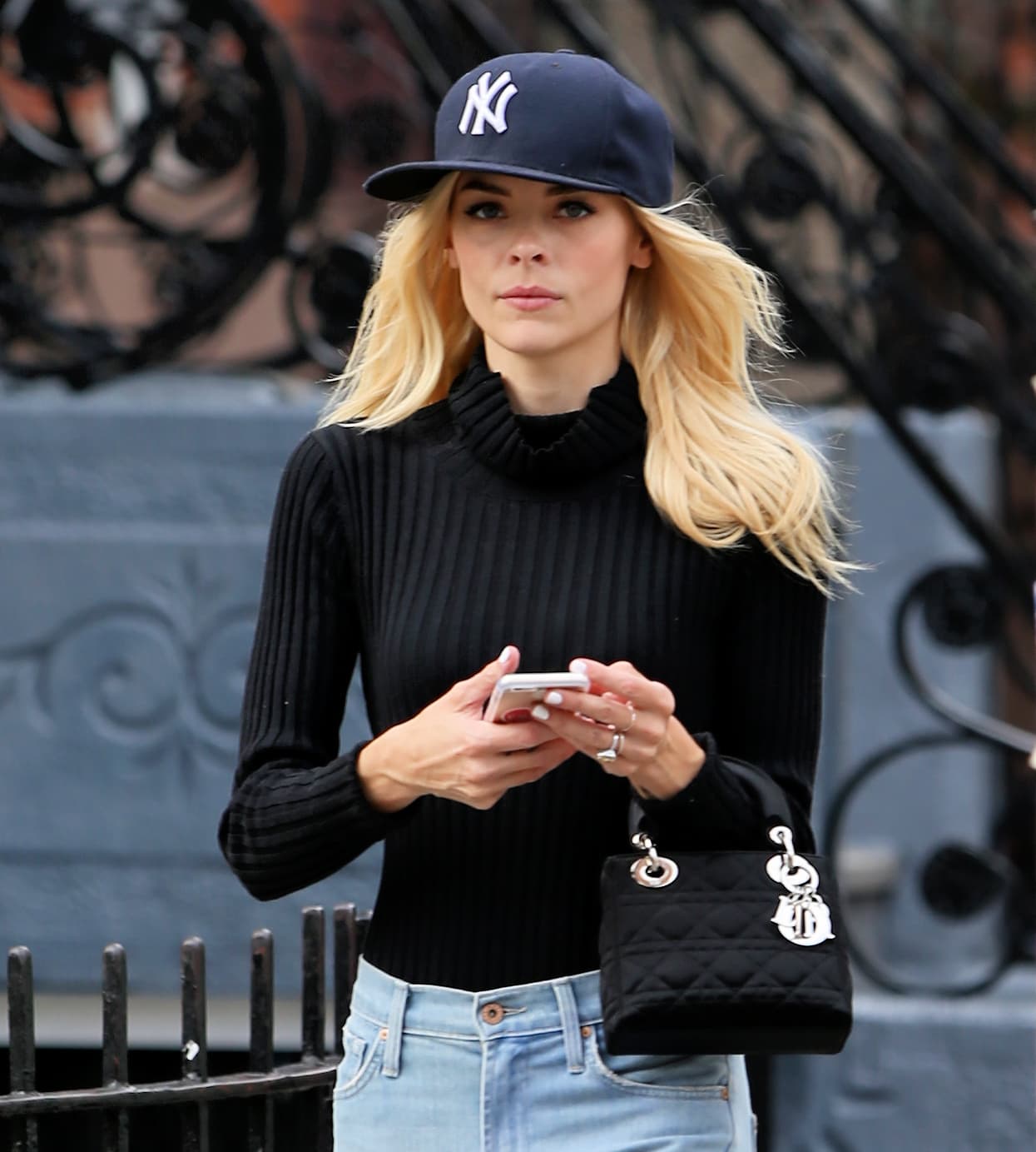 La creación de Dior ha permanecido vigente con el paso de los años. En octubre de 2014, la actriz Jaime King acompañó el bolso de piel de cordero con una gorra de los Yankees de Nueva York.