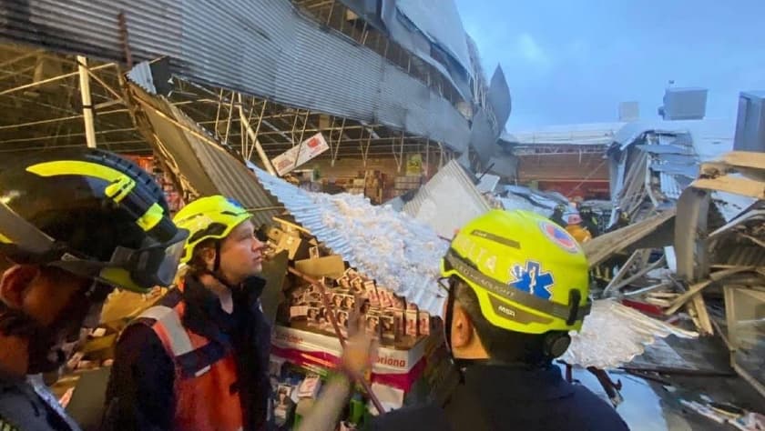 El alcalde de la alcaldía de Benito Juárez, Santiago Taboada, informó en su cuenta de Twitter que
<b> 200 personas fueron desalojadas del inmueble</b> por los servicios de emergencia. La persona herida se lesionó al salir de la tienda. En imágenes de video que circulan por internet usuarios compartieron el momento en que la techumbre se viene abajo.