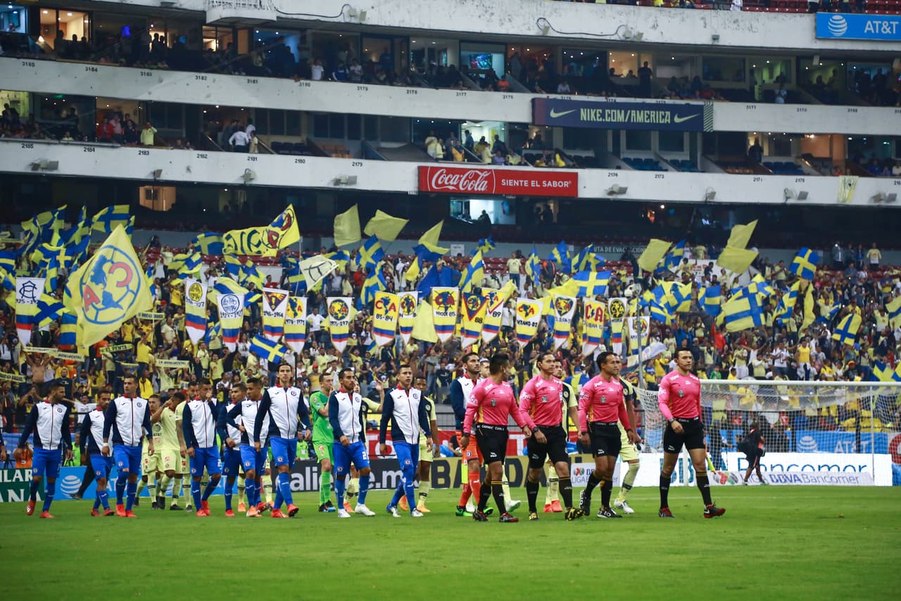Así salían directo del túnel las Aguilas del América y la Máquina Celeste del Cruz Azul, en el partido de Ida de los Cuartos de Final, efectuado en el Estadio Azteca.