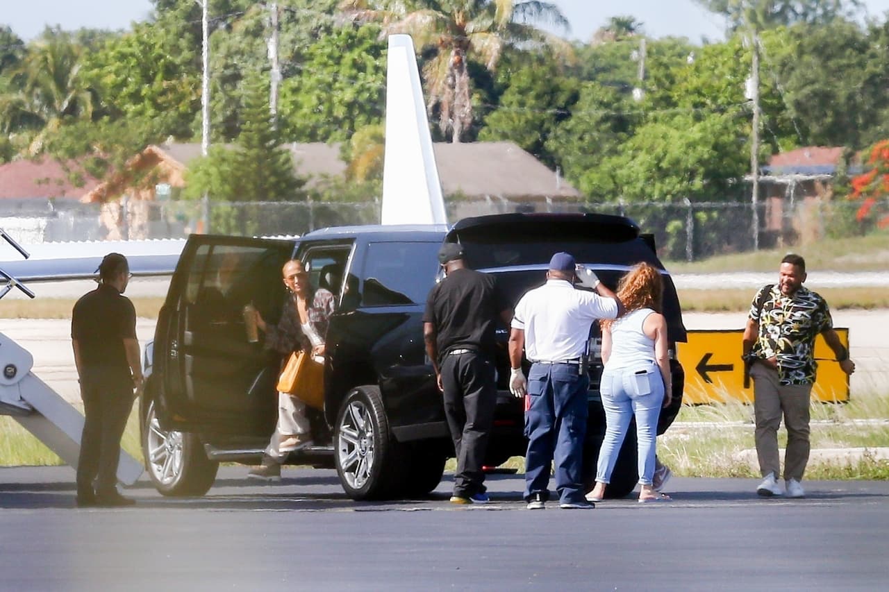 Jennifer López fue captada descendiendo de una camioneta y subiendo a un jet.