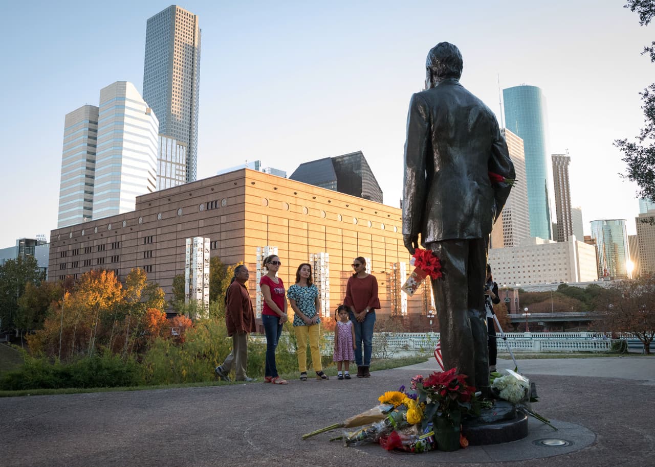 Residentes de Houston han llevado flores a un monumento en honor al expresidente Bush en la ciudad.