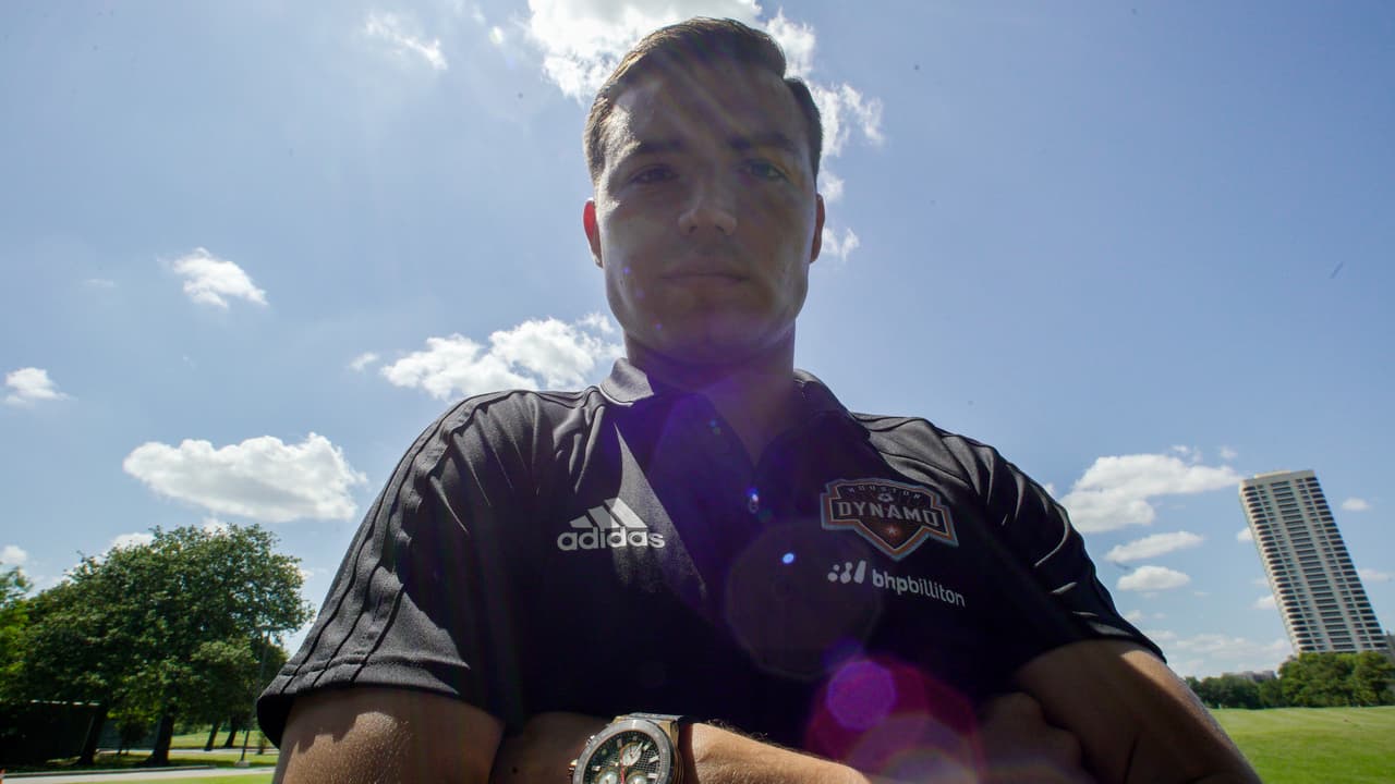 Es producto de la cantera de la Chivas rayadas de Guadalajara, por eso tiene a Chicharito Hernández entre sus referencias.