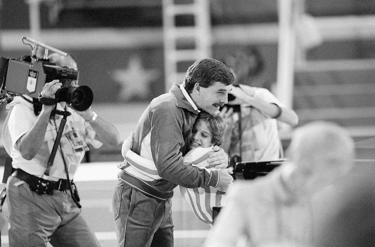 <b>Una pareja de entrenadores rumanos y una gimnasta estadounidense cambian la historia:</b>
<br>
<br>En 1981, los esposos y entrenadores de gimnasia Bela y Marta Karolyi desertaron de Rumania a Estados Unidos. Habían formado parte del estricto sistema deportivo rumano y habían sido entrenadores de la exitosa Nadia Comaneci.
<br>
<br>Mary Lou Retton, una niña de Virginia Occidental, comenzó a ser entrenada por los Karoli, radicados en Texas. En los siguientes Juegos, Los Ángeles 1984, Retton se llevó a casa cinco medallas y se convirtió en la primera estadounidense en ganar el oro por su desempeño combinado en todas las disciplinas.
<br>
<br>Esta hazaña abrió el camino de éxito del país en en la gimnasia y
<a href="https://www.bbc.com/mundo/noticias-america-latina-37037190"><u>a los Karoli se les atribuye la transformación del sistema de entrenamiento estadounidense</u></a>, hoy en día uno de los deportes más exitosos y populares del país.