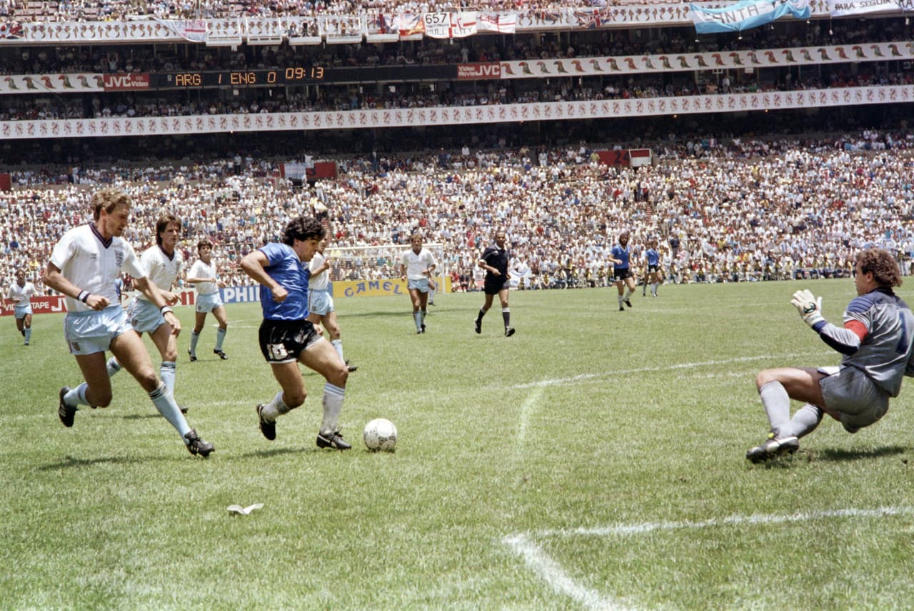 En México-86, el argentino Diego Maradona anotó contra Inglaterra uno de los goles que es considerado más bonito en la historia de los mundiales. Sin embargo, es más recordado el tanto que marcó con la mano, conocido como 'La Mano de Dios', con el que vencieron 2-1 a Inglaterra en cuartos de final del torneo.