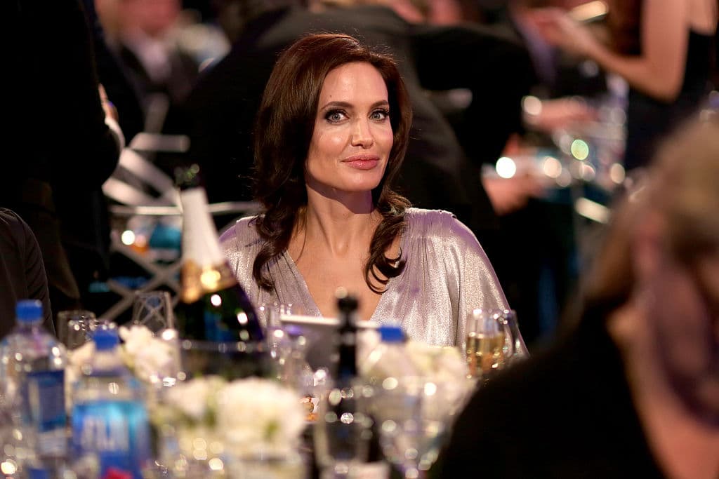 Mira a continuación las fotos de la mujer y decide si es muy parecida a Jolie... o todo lo contrario.