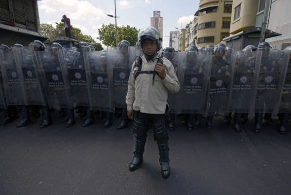 La Guardia Nacional en atención. Los estudiantes llevaron a cabo una manifestación pacífica contra el régimen del mandatario Nicolás Maduro el 12 de febrero de 2014. Motorizados uniformados y con sus caras cubiertas, dispararon contra los manifestantes, matando a dos estudiantes y a un oficial.