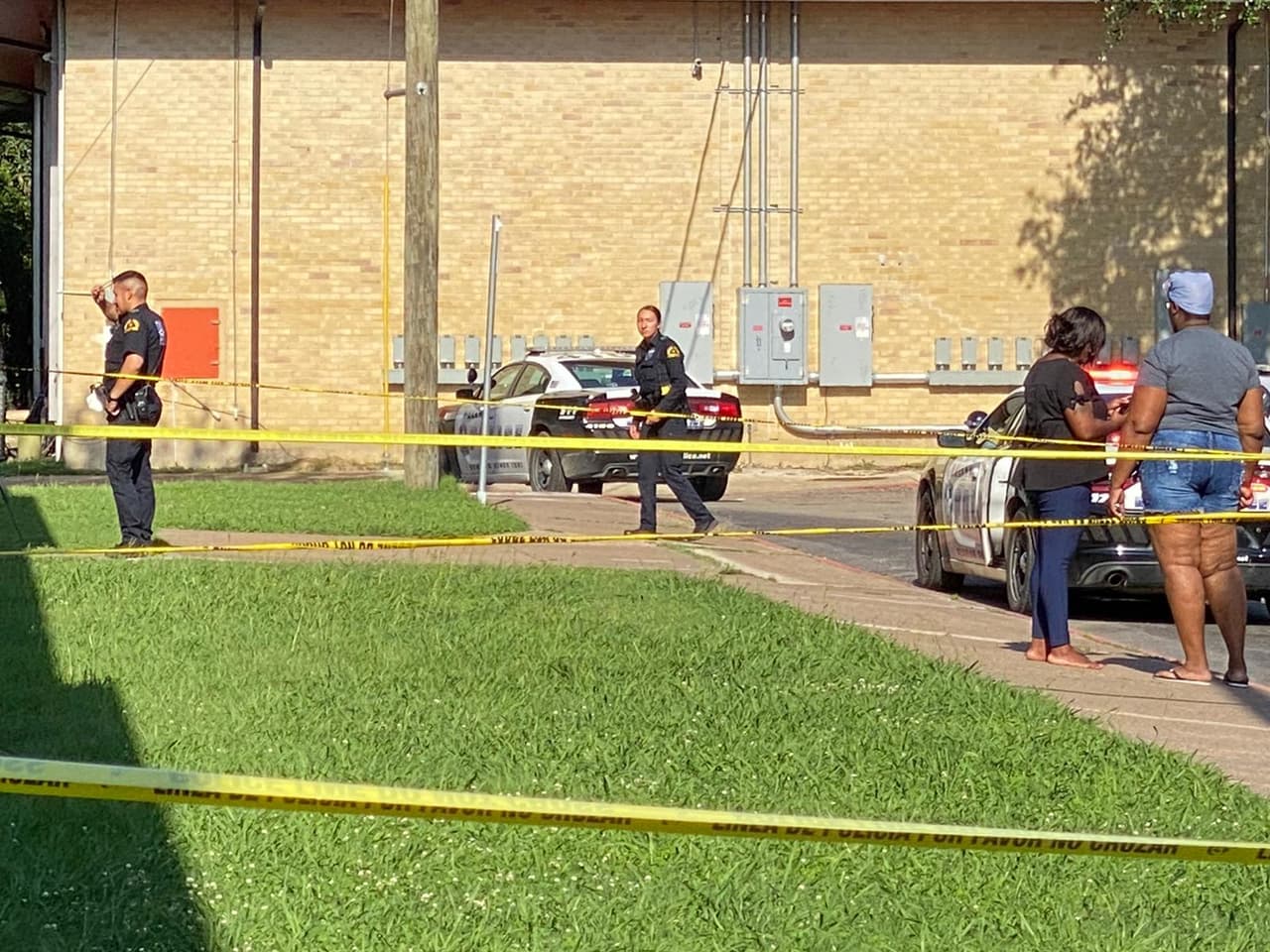 Se pueden dar pistas anónimas llamando al 214-373-8477.
<br>