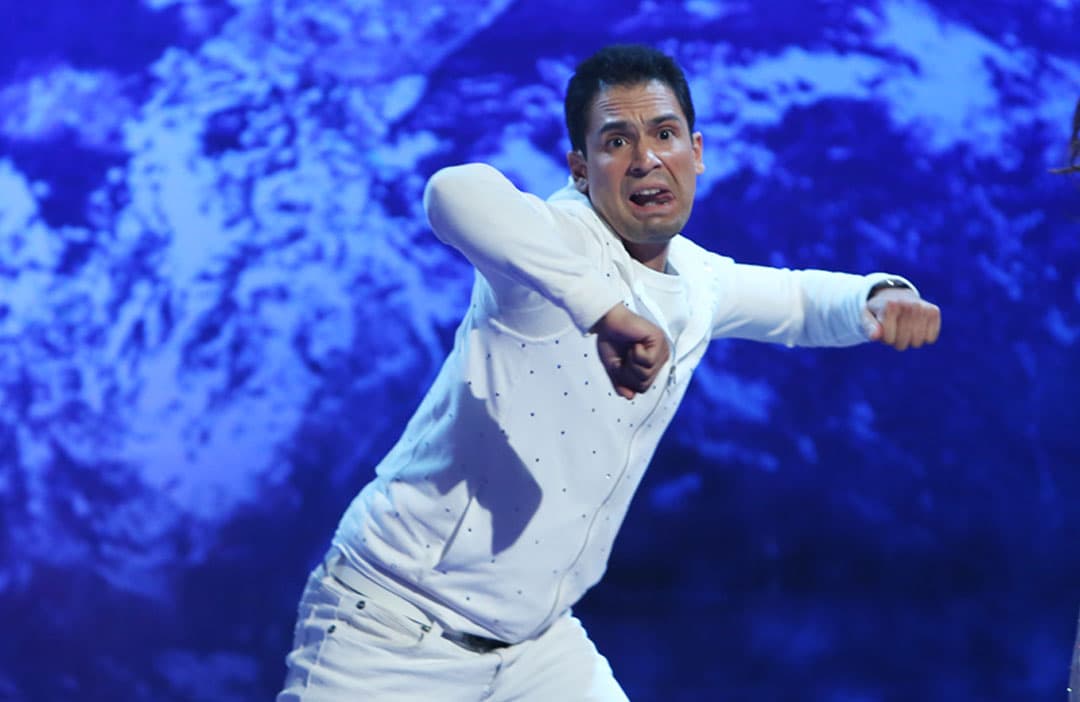 El esfuerzo que se requería para los movimientos del baile quedó reflejado en el rosto de Bobby.