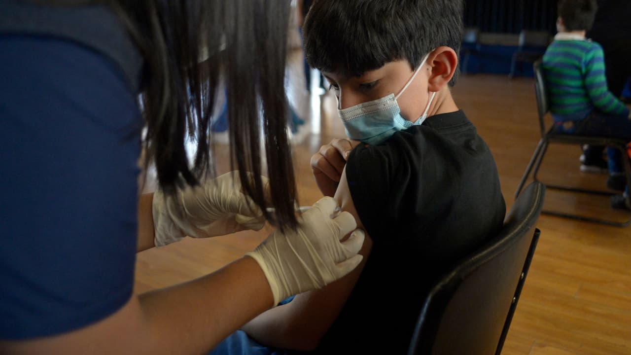 Se estima que cerca de 28 millones de niños entre los 5 y 11 años sean elegibles para recibir la vacuna tras la recomendación del uso del biológico por parte de los Centros para el Control y la Prevención de Enfermedades (CDC).