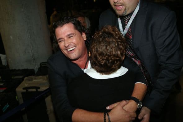 Nunca deja de externar su cariño.