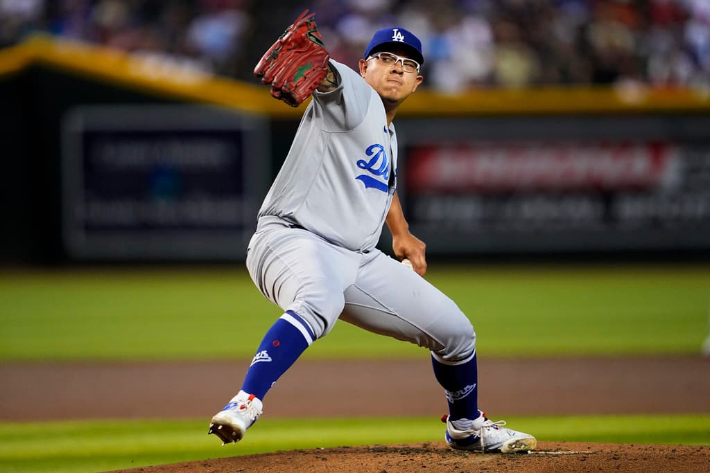 Julio Urías, el destacado lanzador mexicano de los Los Angeles Dodgers, se encuentra en el centro de la controversia una vez más debido a su arresto por delitos graves de violencia doméstica. Según informes de medios locales, Urías fue detenido el pasado domingo y, tras pagar una fianza de 50,000 dólares, fue liberado el lunes por la mañana.
<br>