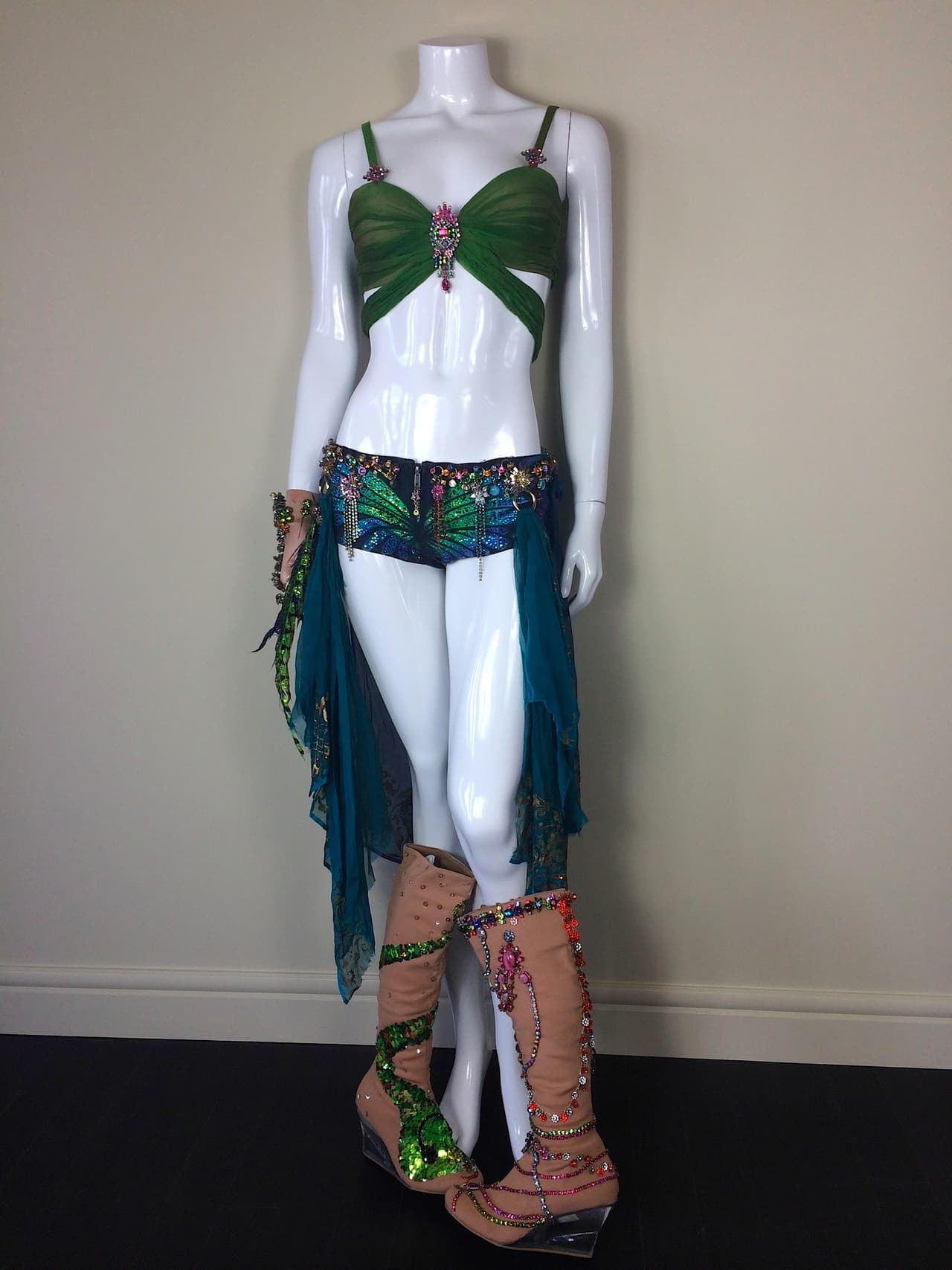 Estas piezas fueron las que Britney Spears lució cuando cargando una serpiente interpretó 'I'm a Slave for You', en los premios MTV, 2001.