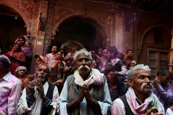 Durante Holi, el sistema de castas se vuelve menos rígida y todo el mundo participa en los festivales.