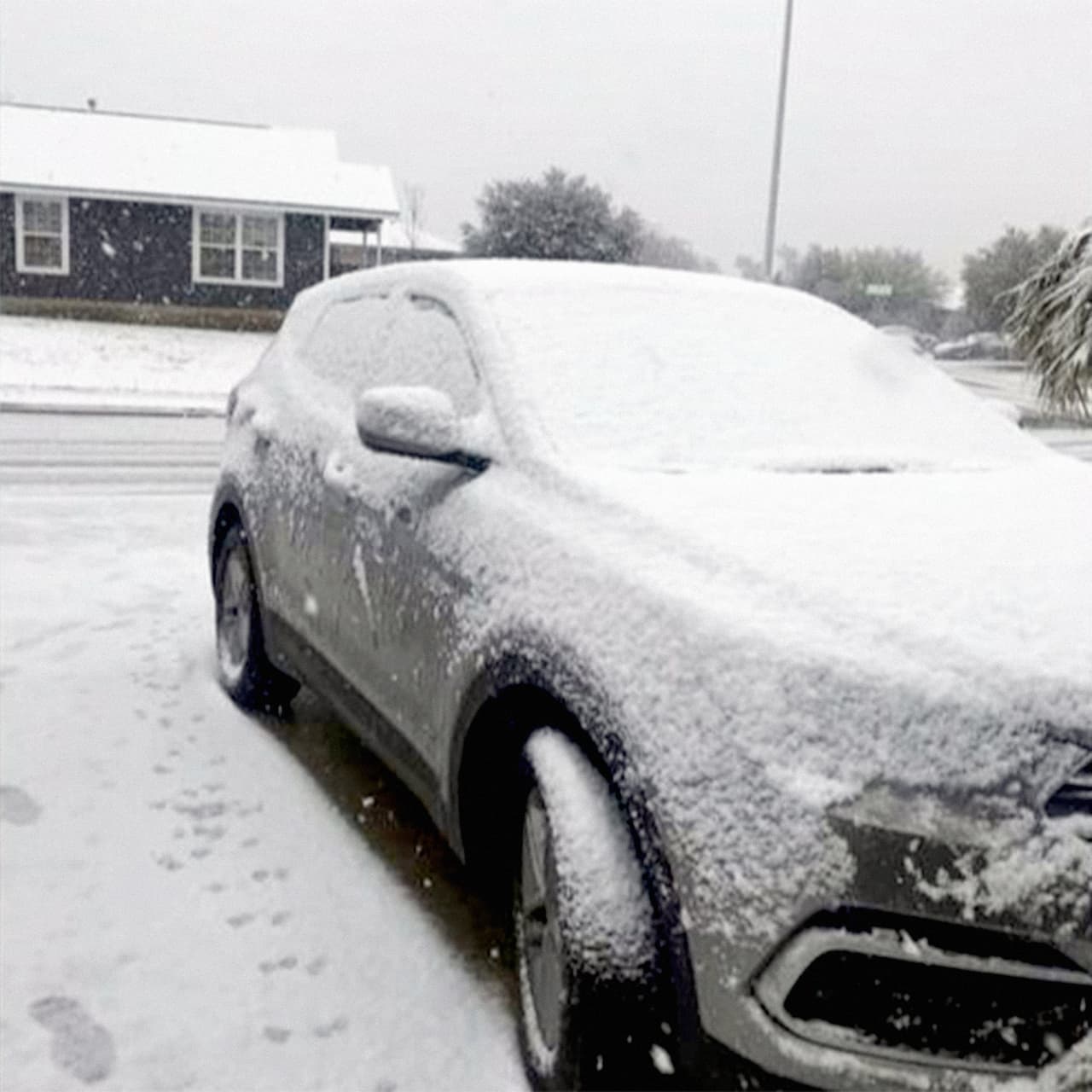Más de 100,000 clientes en Texas y de 50,000 clientes en Luisiana se encontraban sin electricidad la madrugada del lunes, según poweroutage.us, un sitio web que rastrea el servicio eléctrico.