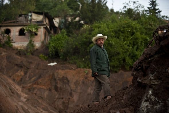 Los primeros grupos de rescate llegaron a Santa María Tlahuitoltepec más de diez horas después del alud de tierra y lodo, que despertó en la madrugada. Algunos habitantes de Oaxaca reportaban en redes sociales que varias carreteras del estado y cercanas a la zona indígena Mixe estaban colapsadas en varios puntos.
