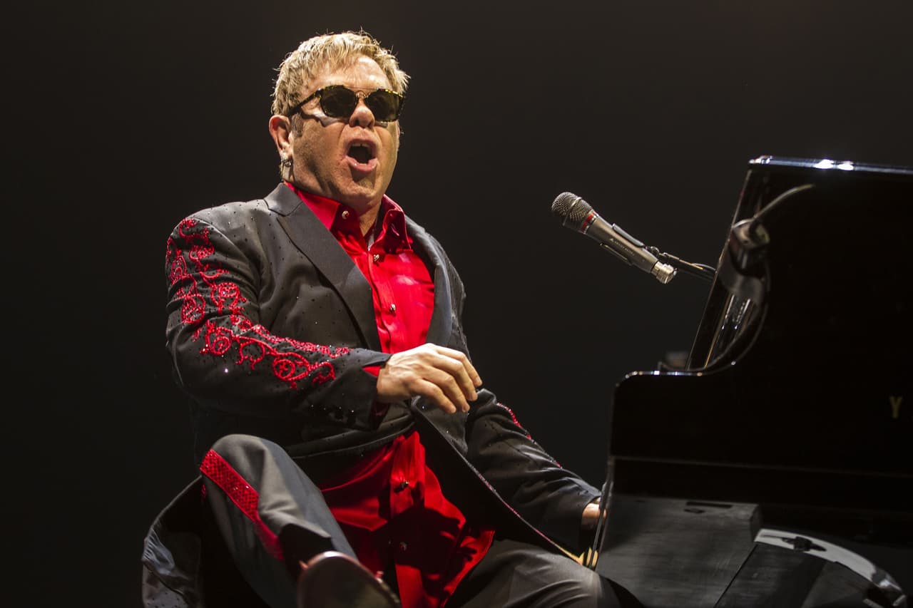 <b>Elton John deja claro que no va.</b> Anthony Scaramucci, un miembro del equipo de transición presidencial de Donald Trump, afirmó en una entrevista en la BBC, en noviembre, que el cantante británico participaría en el evento. Inmediatamente Fran Curtis, el publicista de Elton John, confirmó que su representado no estará presente.
