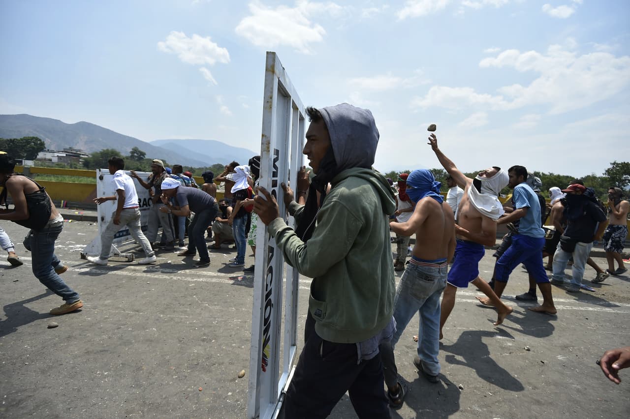 En el puente Simón Bolívar la represión de los militares venezolanos ha dejado varios heridos.