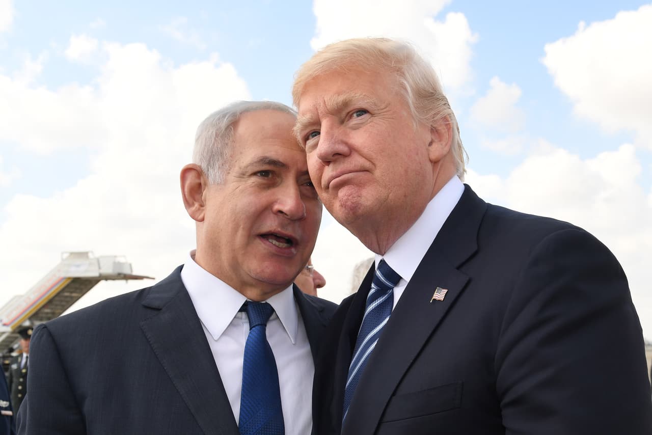 <b>Hagámoslo.</b> Esta imagen muestra una conversación íntima entre Donald Trump y su par israelí Benjamín Netanyahu en su encuentro en Jerusalén. La expresión del presidente estadounidense al escuchar al primer ministro de Israel lo muestra atento a la idea que le dicen al oído en la Ciudad Santa. A finales de 2017 Donald Trump decidió que era tiempo de mudar la sede de la embajada de EEUU a Jerusalén, lo que fue criticado por la mayoría de los líderes mundiales, pero fue apoyado por Netanyahu.