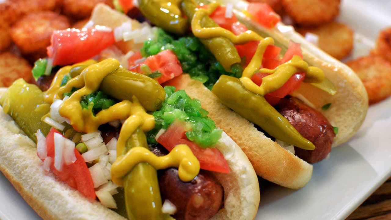 Vienna Beef and Miller LiteEstas dos marcas se alían para regalar hot dogs estilo Chicago desde este 20 y hasta el 23 de julio.La oferta está disponible en nueve locales determinados en el área de Chicago, entre ellos The Wiener’s Circle, Buddyz Pizzeria y J W Hollstein's Saloon.La promoción es válida de 4 p.m. a 6 p.m. y aquí puedes conocer los locales participantes.