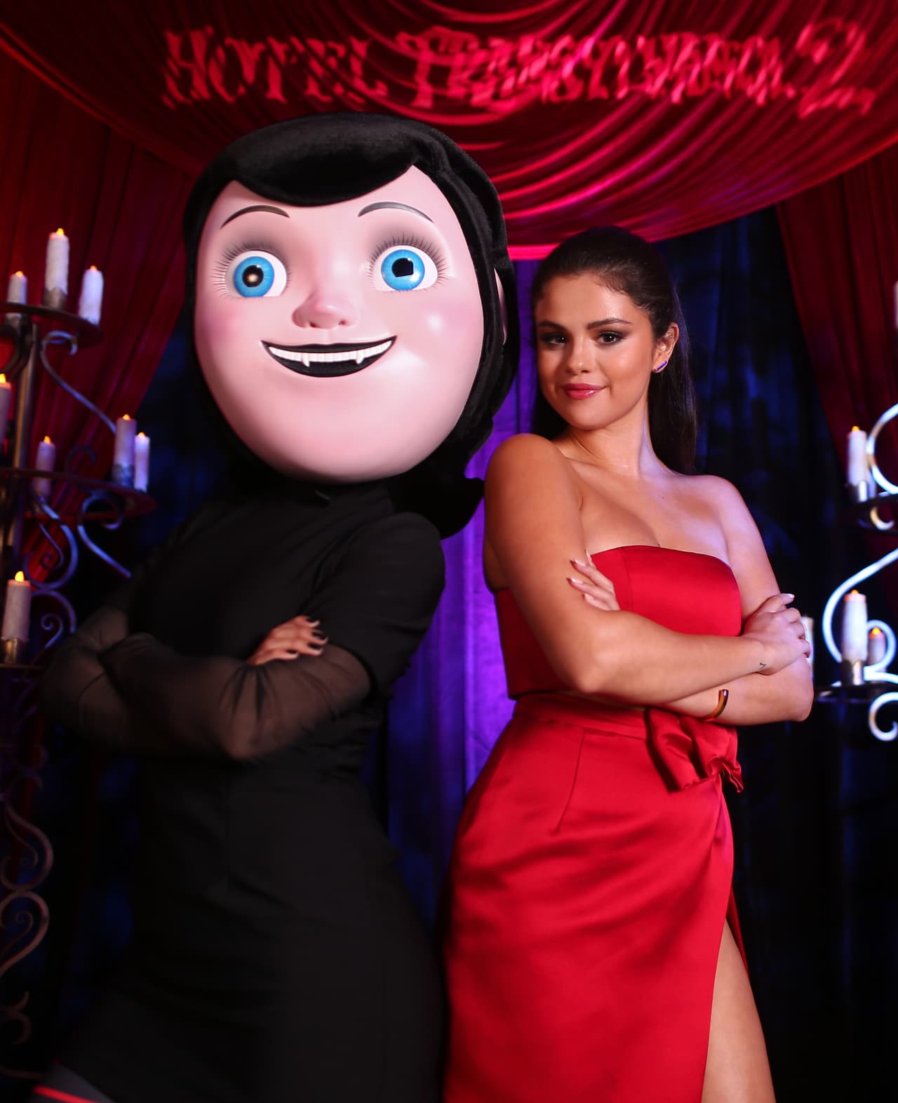Selena se divierte prestando su voz a la hija de Drácula.