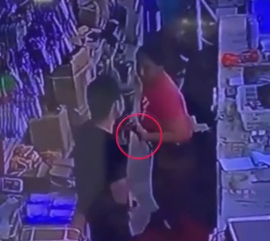 Tras recibir dos golpes, 
<b>la mujer de pronto sacó un cuchillo y sin pensarlo mucho le propinó una puñalada en el estómago</b>, haciendo que el jefe se retuerza de dolor hasta quedar tendido en el suelo. 
<br>