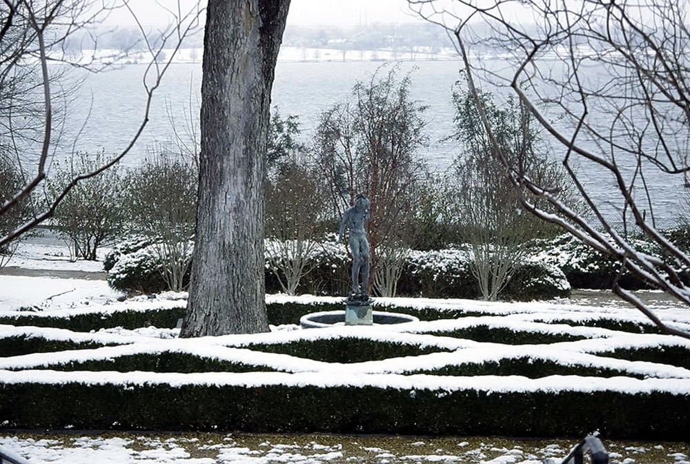 La vista hacia el lago desde el parque se cubrió de hielo y de nieve.
<br>