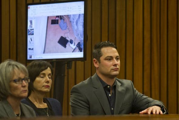 "Antes de darme cuenta ya había disparado cuatro veces", dijo. Durante esa sesión se mostró material gráfico de la escena.