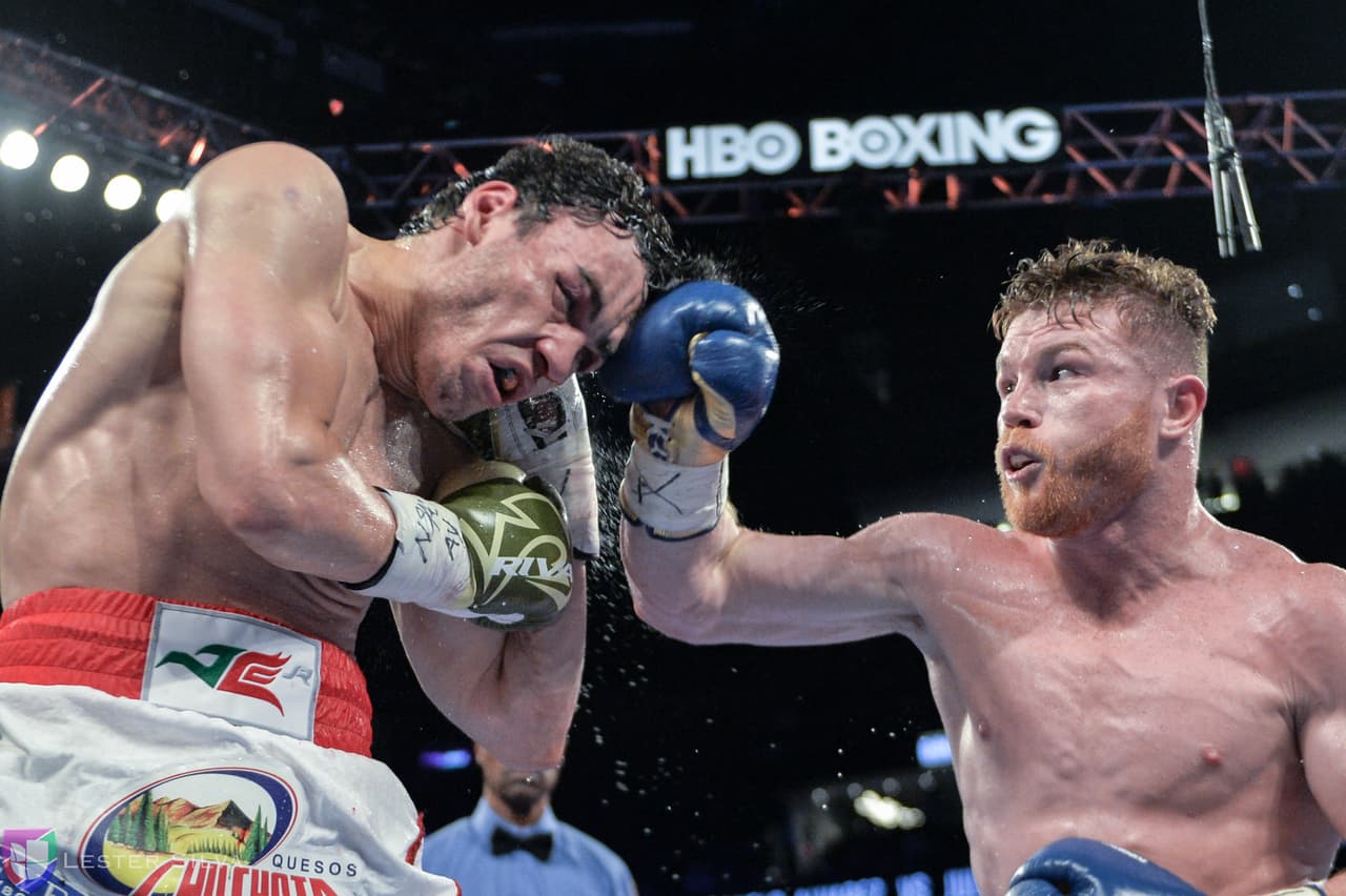 Te acercamos a los golpes que se dieron Saúl 'Canelo' Álvarez en contra de Julio César Chávez Jr., imágenes que te harán sentir en el ring.