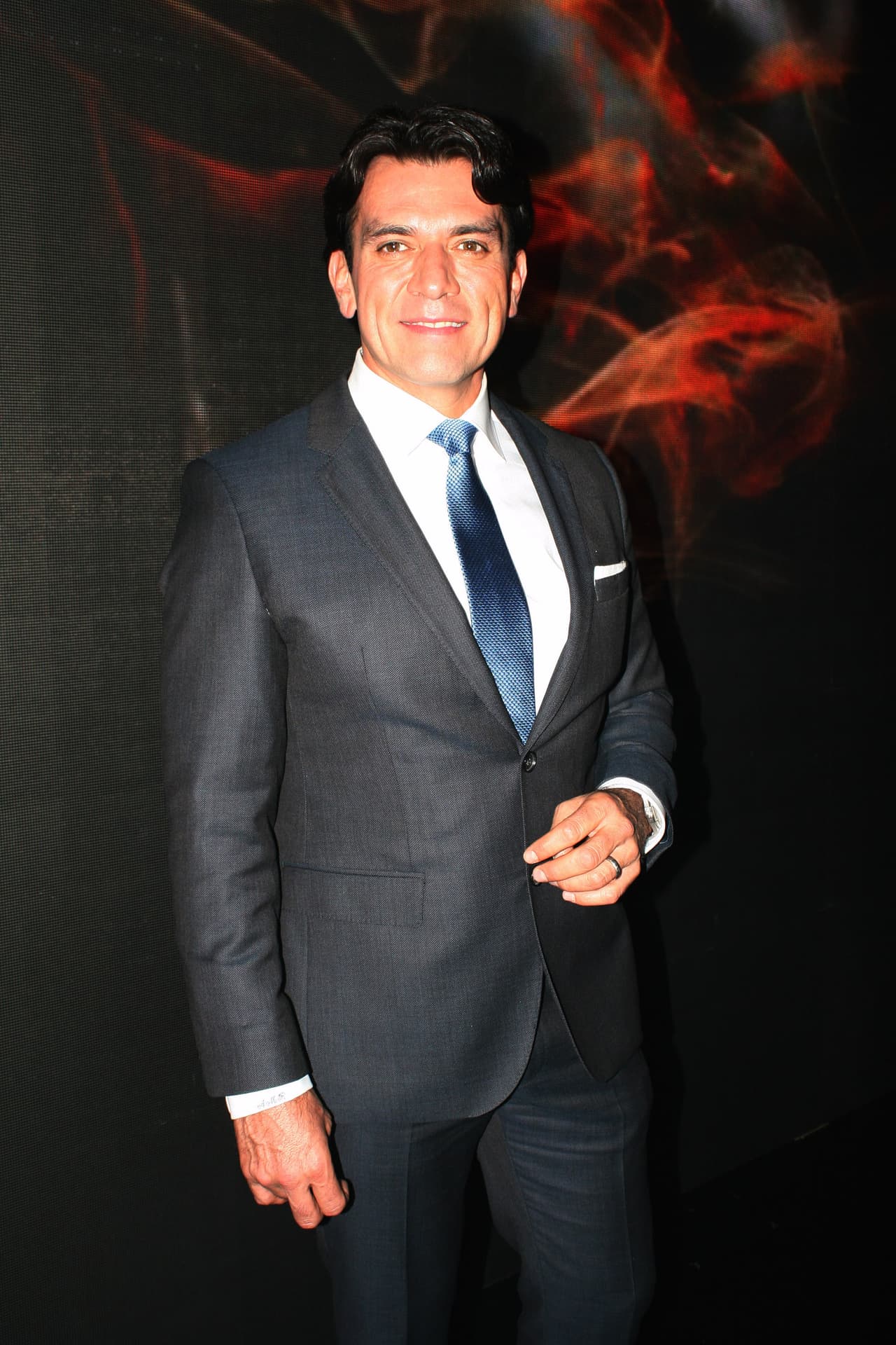 Jorge Salinas, quién ha plasmado su talento en más de 20 melodramas, festeja este 27 de julio 50 vueltas al sol y aquí te presentamos su transformación a lo largo de su trayectoria.