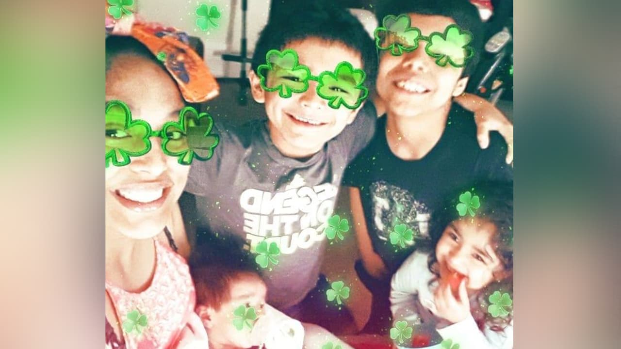 Madrigal pudo conseguir un trabajo en el que recibe sueldo de 11,50 dólares por hora, que no le alcanzaba para rentar otra vivienda. Para ella ha sido muy difícil mantener a los menores entretenidos.