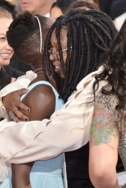 ¡Qué clase de abrazo tan cariñoso le dio Whoopi a la bella Lupita Nyong'o! Mira aquí lo último en chismes.