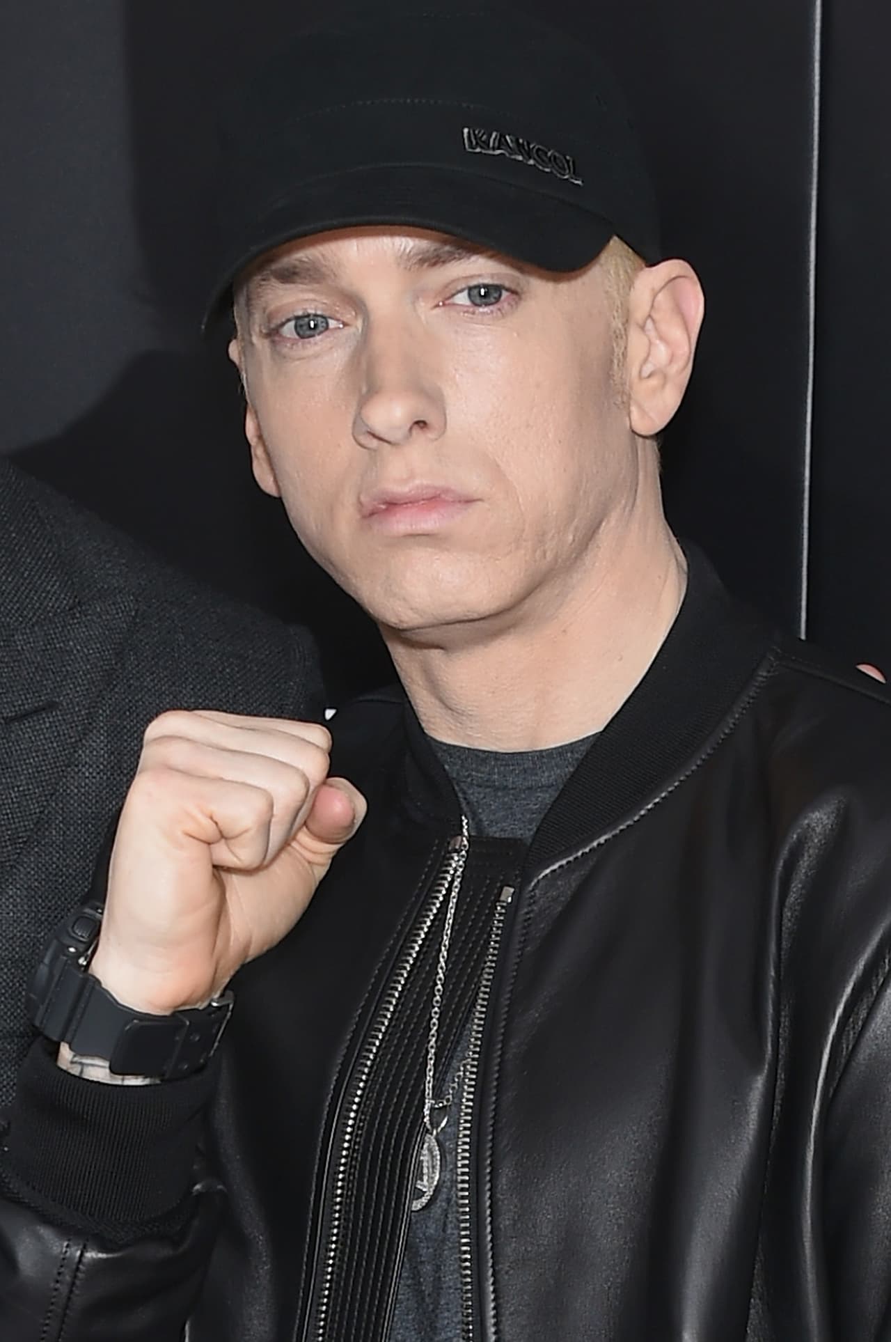 En 2002, Eminem escribió 'Cleaning out my closet' donde acusaba a su madre de maltrato, así como de haber intentado intoxicarlo con psicotrópicos. Por su parte, la madre de Eminem publicó el libro 'My son Marshall, my son Eminem' donde declaró que su hijo era un maníaco depresivo, que había dramatizado su infancia para entrar en el mundo del hip hop.