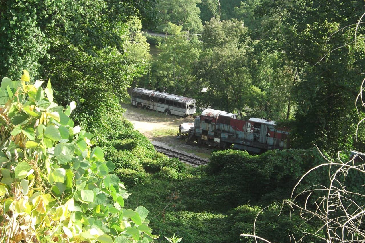 <b>The Fugitive (Great Smoky Mountains Railroad, Sylva)</b>. Aparte de Harrison Ford saltando épicamente desde una presa, la siguiente escena más memorable fue, por supuesto, cuando el tren de carga choca contra el autobús de transporte de Richard Kimble. Sin gráficos de computadora involucrados, solo locomotoras reales, la escena épica se filmó en el Great Smoky Mountain Railroad. Lo mejor de todo es que todo quedó allí. Sí, todavía puedes encontrarlo oxidado en el costado de las vías.
<br>
<br>
<b><a href="https://goo.gl/maps/4YPvwCzfn5djK59b8">Cómo llegar</a></b>
